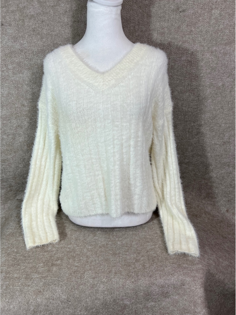 RD Style Women’s XS Ivory Fuzzy Knit V Neck Sweater Ribbed Sleeve Cozy